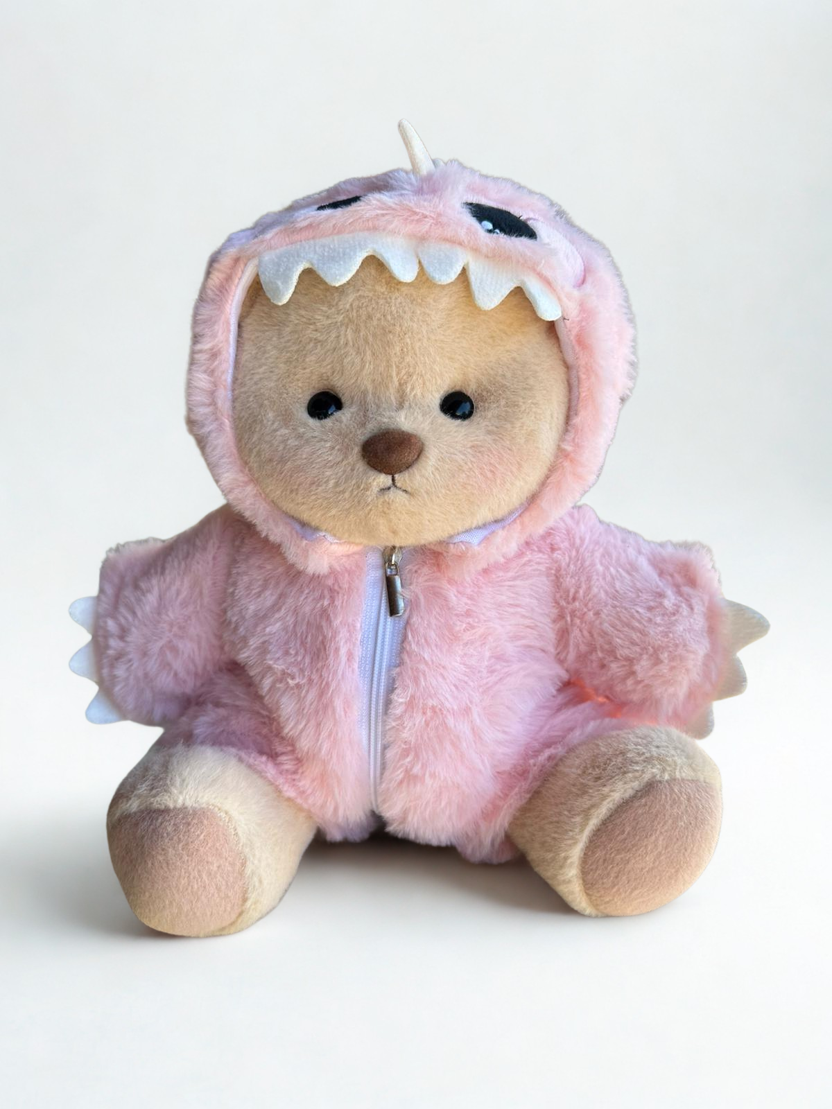 Plüssmackó és pink dinoszauruszos overál