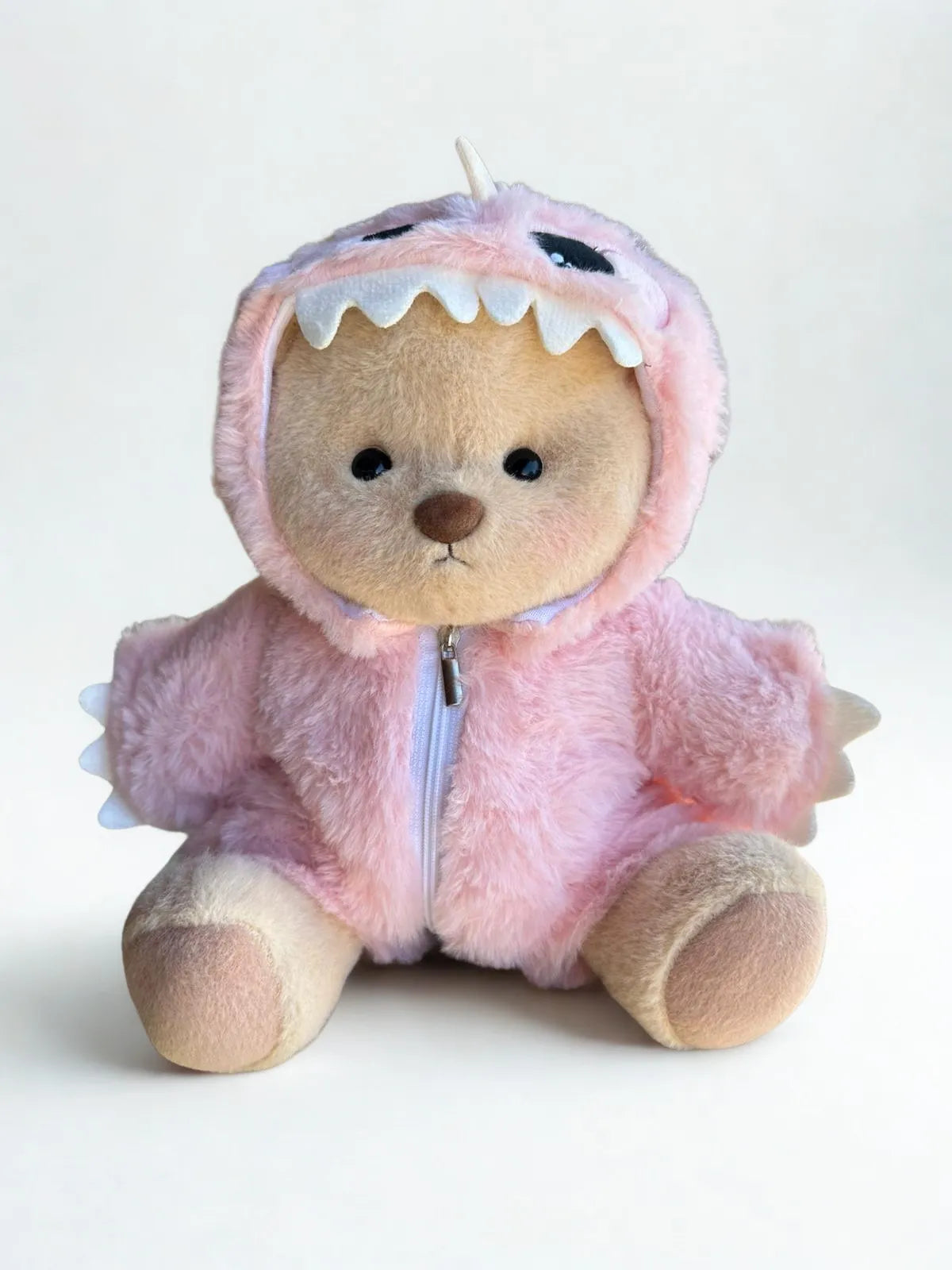 30cm-es plüssmackó és pink dinoszauruszos overál