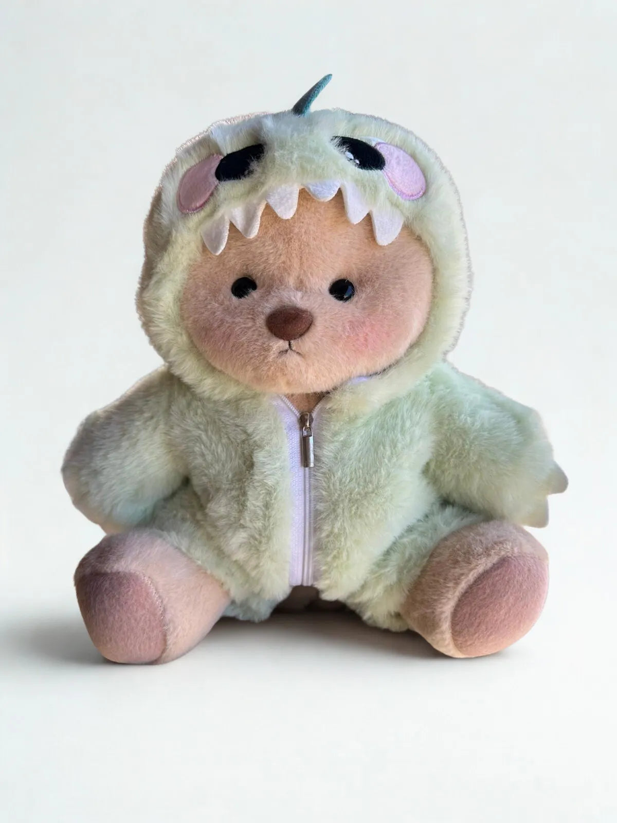 30cm-es plüssmackó és zöld dinoszauruszos overál