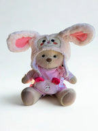 30cm-es plüssmackó és nyuszis sapkás szett